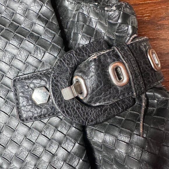 Vintage Guess Black Woven Faux Leather Hobo Shoulder Bag With Metal Logo Plate - Picture 11 of 14